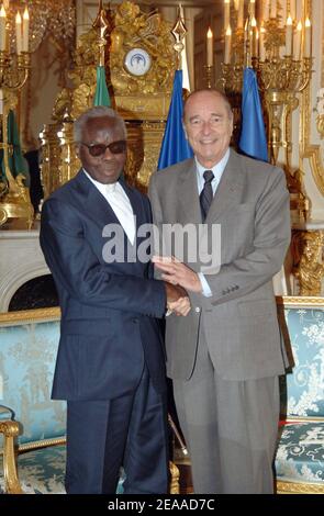 Der französische Präsident Jacques Chirac steht mit Benins Präsident Mathieu Kerekou vor ihrem Treffen im Elysée-Palast in Paris am 25. November 2005. Fotopool von Jacques Witt/ABACAPRESS.COM Stockfoto