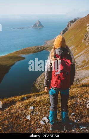 Frau unterwegs Wandern mit Rucksack Blick auf Luftaufnahme Meer In Norwegen Solo-Reise im Freien gesund Lifestyle Wochenende Kurzurlaub Stockfoto