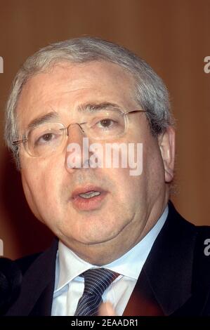 Der Präsident der Region Ile-de-France, Jean-Paul Huchon, nimmt am 29. November 2005 an der Abschlussfeier des Umweltfilmfestivals 2005 in Paris Teil. Foto von Giancarlo Gorassini/ABACAPRESS.COM Stockfoto