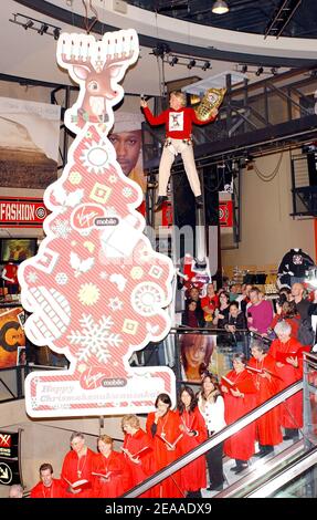 Der Gründer und Vorsitzende von Virgin, Sir Richard Branson, und die Sängerin Paula Abdul haben am Mittwoch, dem 30. November 2005, die Weihnachtssaison für Virgin Mobile "Chrismahanukwanzakah" gestartet, indem sie einen Scheck über 10.000,00 Dollar an Youth AIDS im Virgin Megastore des Times Square in New York übergaben. Foto von Nicolas Khayat/ABACAPRESS.COM. Stockfoto