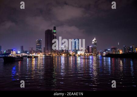 Nachts auf dem Fluss, Ho Chi Minh City Skyline, Vietnam Stockfoto