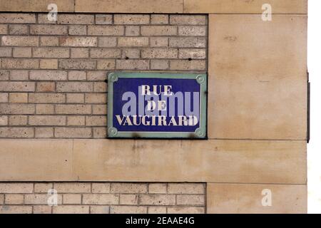 Abbildung des typischen Straßenschildes rue de Vaugirard, in Paris, Frankreich, am 30. November 2005, wo berühmte Bäckerei Pierre Herme befindet. Foto von Laurent Zabulon/ABACAPRESS.COM Stockfoto