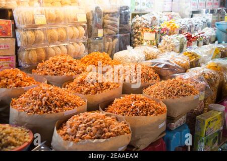 Getrocknete Krabben in Körben, Indoor-Markt in Ho Chi Minh City, Vietnam Stockfoto