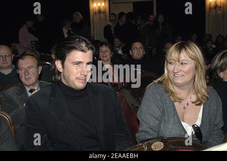 Die französische TV-Moderatorin Christine Bravo und ihr neuer Freund besuchen am 1. Dezember 2005 die Premiere von Laurent Ruquiers Stück "Landru" im Marigny-Theater in Paris. Foto von Giancarlo Gorassini/ABACAPRESS.COM Stockfoto