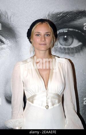 Die in Deutschland geborene Schauspielerin Diane Kruger bei der Eröffnungsfeier des UNICEF-Kalenders 2006, mit Bild von Diane Kruger, fotografiert von Christophe Meimoon, am 2. Dezember 2005 im Bristol Hotel in Paris, Frankreich. Foto von Giancarlo Gorassini/ABACAPRESS.COM Stockfoto