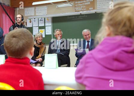 Der französische Premierminister Dominique de Villepin und der französische Minister für Bildung, Hochschulbildung und Forschung, Gilles de Robien, besuchen am 2. Dezember 2005 eine Grundschule in Boves bei Amiens, Picardie, Frankreich. Dieser Besuch fand einen Tag nach der monatlichen Pressekonferenz des Premierministers statt, auf der er neue Regeln für die nationale Bildung Frankreichs annouffierte. Foto von Bruno Klein/ABACAPRESS.COM. Stockfoto