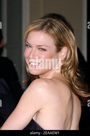 Die US-Schauspielerin Renee Zellweger posiert für Bilder, als sie am Sonntag, 4. Dezember 2005, im "Museum of the Moving Image Salute to Ron Howard" im Waldorf Astoria Hotel in New York City, NY, USA, eintrifft. Foto von Nicolas Khayat/ABACAPRESS.COM. Stockfoto