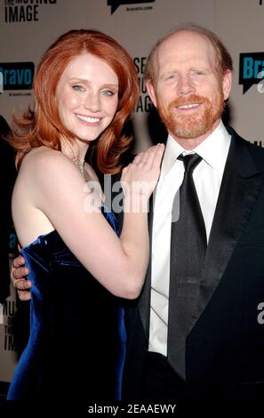 Der US-Regisseur Ron Howard und seine Tochter Bryce Dallas Howard posieren für Bilder, als sie am Sonntag, 4. Dezember 2005, im "Museum of the Moving Image Salute to Ron Howard" im Waldorf Astoria Hotel in New York City, NY, USA, ankommen. Foto von Nicolas Khayat/ABACAPRESS.COM. Stockfoto