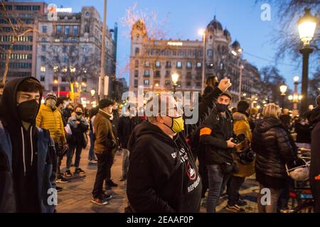 Barcelona, Katalonien, Spanien. Februar 2021, 8th. Antifaschistische Demonstranten werden gegen die politische Partei Vox demonstriert.die rechtsextreme spanische politische Partei Vox hat an diesem Montag, dem 8. Februar, auf der Plaza CataluÃ±A in Barcelona ein Wahlkampfzelt für die Wahlen zur Präsidentschaft der katalanischen Generalitat aufgestellt. Und antifaschistische Gruppen haben gegen die Anwesenheit der politischen Partei demonstriert.Kredit: Thiago Prudencio/DAX/ZUMA Wire/Alamy Live News Stockfoto