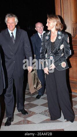 Der französische Premierminister Dominique de Villepin und seine Frau Marie-Laure kommen am 5. Dezember 2005 zu einem Abendessen zu Ehren des chinesischen Ministerpräsidenten Wen Jiabao im Außenministerium von Quai d'Orsay in Paris an. Foto von Bruno Klein/ABACAPRESS.COM Stockfoto