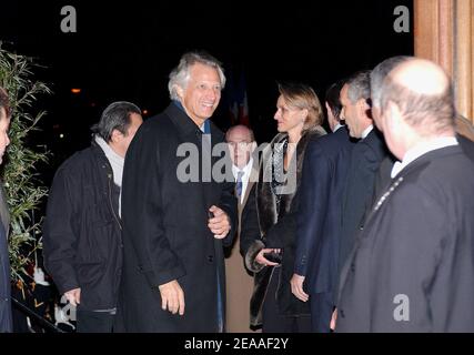 Der französische Premierminister Dominique de Villepin und seine Frau Marie-Laure kommen am 5. Dezember 2005 im Außenministerium von Quai d'Orsay in Paris zu einem Abendessen zu Ehren des chinesischen Ministerpräsidenten Wen Jiabao im Rahmen seines viertägigen Besuchs in Frankreich an. Foto von Bruno Klein/ABACAPRESS.COM Stockfoto