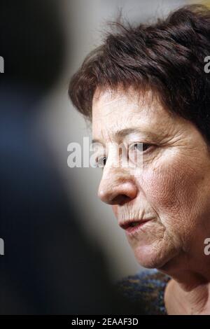 Die französische Generalsekretärin von Lutte Ouvriere, Arlette Laguiller, gibt ihre Kandidatur für die Präsidentschaftswahlen 2007 in Frankreich am 5. Dezember 2005 in Paris bekannt. Laguillier wird zum sechsten Mal in Folge laufen. Foto von Mehdi Taamallah/ABACAPRESS.COM Stockfoto