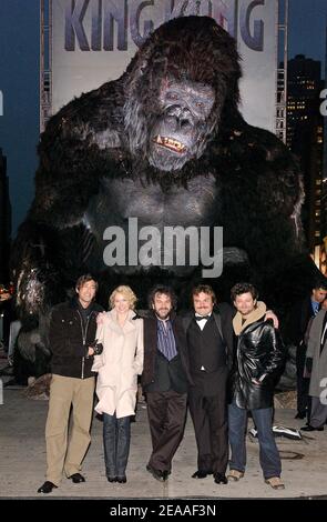 Schauspieler und Darsteller Naomi Watts, Adrien Brody, Andy Serkis, Jack Black und Regisseur Peter Jackson posieren vor einer 20 Fuß (7 Meter) hohen Statue von King Kong in der Mitte des Times Square, um die Weltpremiere ihres neuen Films "King Kong" in New York zu fördern, Am Montag, den 5. Dezember 2005. Foto von Nicolas Khayat/ABACAPRESS.COM Stockfoto