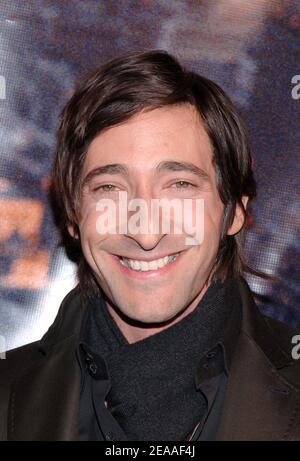 Der amerikanische Schauspieler und Darsteller Adrien Brody posiert für Bilder, als er bei der Weltpremiere von "King Kong" ankommt, die am Montag, dem 5. Dezember 2005, im Loews E-Walk und im AMC Empire Theater am Times Square in New York stattfand. Foto von Nicolas Khayat/ABACAPRESS.COM Stockfoto