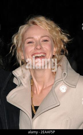 Die australische Schauspielerin und Darstellerin Naomi Watts posiert vor einer 20 Fuß (7 Meter) hohen Statue von King Kong in der Mitte des Times Square, um die Weltpremiere ihres neuen Films "King Kong", in New York, am Montag, den 5. Dezember 2005 zu fördern. Foto von Nicolas Khayat/ABACAPRESS.COM Stockfoto