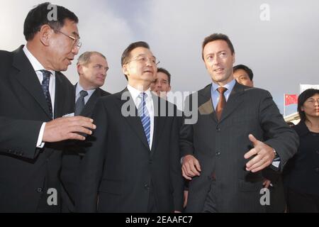 Der chinesische Premierminister Wen Jiabao besucht am 6th. Dezember 2005 den südöstlichen Eurocopter-Standort in Marignane bei Marseille. Foto von Gerald Holubowicz/ABACAPRESS.COM Stockfoto