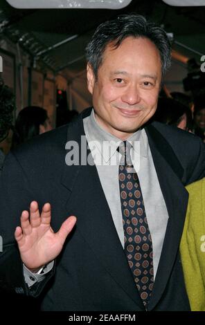 Der taiwanesische Regisseur Ang Lee posiert bei der Premiere von "Brokeback Mountain" am 6. Dezember 2005 auf dem Loews Lincoln Square in New York City, USA. Foto von Nicolas Khayat/ABACAPRESS.COM Stockfoto