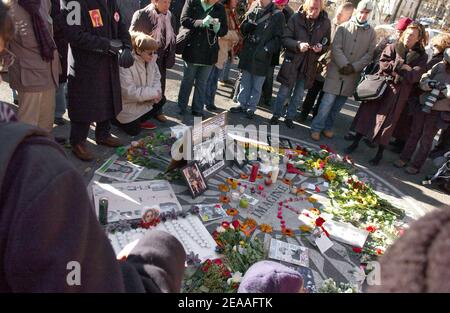 "Fans und Touristen mischen sich um das ''Imagine''-Denkmal im Central Park, während sie sich an John Lennon am 25th. Todestag in New York, am Donnerstag, dem 8. Dezember 2005, erinnern. Foto von Nicolas Khayat/ABACAPRESS.COM' Stockfoto