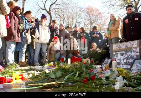 "Fans und Touristen mischen sich um das ''Imagine''-Denkmal im Central Park, während sie sich an John Lennon am 25th. Todestag in New York, am Donnerstag, dem 8. Dezember 2005, erinnern. Foto von Nicolas Khayat/ABACAPRESS.COM' Stockfoto