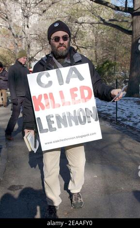 "Fans und Touristen mischen sich um das ''Imagine''-Denkmal im Central Park, während sie sich an John Lennon am 25th. Todestag in New York, am Donnerstag, dem 8. Dezember 2005, erinnern. Foto von Nicolas Khayat/ABACAPRESS.COM' Stockfoto