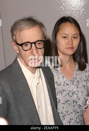 Der US-Regisseur Woody Allen mit seiner Frau Soon-Yi Previn besucht am 8. Dezember 2005 die Los Angeles Premiere seines neuesten Films "Match Point" im Los Angeles County Museum of Art in Los Angeles, CA, USA. Foto von Amanda Parks/ABACAPRESS.COM Stockfoto