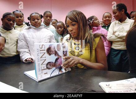 Tennis-Superstars Venus Williams und Schwester Serena besuchen Studenten für die Williams Sisters Tour im Southeast Tennis and Learning Centre während des Community Day Events Teil der Tour am 8. Dezember 2005 in Washington, DC, USA, Foto von Olivier Douliery/Cameleon/ABACAPRESS.COM Stockfoto