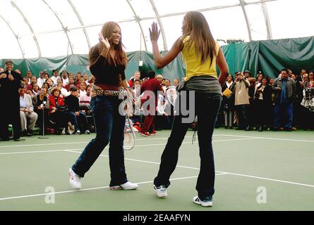 Tennis-Superstars Venus Williams und Schwester Serena spielen ein schnelles Spiel gegen Studenten für die Williams Sisters Tour im Southeast Tennis and Learning Centre während des Community Day Events Teil der Tour am 8. Dezember 2005 in Washington, DC, USA, Foto von Olivier Douliery/Cameleon/ABACAPRESS.COM Stockfoto