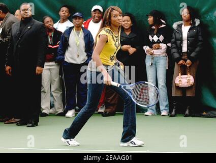 Tennis-Superstars Venus Williams und Schwester Serena spielen ein schnelles Spiel gegen Studenten für die Williams Sisters Tour im Southeast Tennis and Learning Centre während des Community Day Events Teil der Tour am 8. Dezember 2005 in Washington, DC, USA, Foto von Olivier Douliery/Cameleon/ABACAPRESS.COM Stockfoto