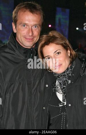 Die französische Schauspielerin Christine Lemler und ihr Freund Antony nehmen am 8. Dezember 2005 an der Launch Party des neuen Mittelmotorenwagens Cayman S des deutschen Sportwagenherstellers Porsche im Grand Palais in Paris Teil. Foto von Benoit Pinguet/ABACAPRESS.COM Stockfoto