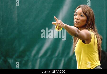 Tennis-Superstars Venus Williams und Schwester Serena spielen ein schnelles Spiel gegen Studenten für die Williams Sisters Tour im Southeast Tennis and Learning Centre während des Community Day Events Teil der Tour am 8. Dezember 2005 in Washington, DC, USA. Foto von Olivier Douliery/Cameleon/ABACAPRESS.COM Stockfoto