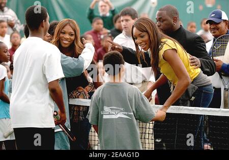 Tennis-Superstars Venus Williams und Schwester Serena spielen ein schnelles Spiel gegen Studenten für die Williams Sisters Tour im Southeast Tennis and Learning Centre während des Community Day Events Teil der Tour am 8. Dezember 2005 in Washington, DC, USA. Foto von Olivier Douliery/Cameleon/ABACAPRESS.COM Stockfoto