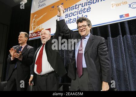 "Neu gewählte Co-Präsidenten der französischen Radikalen Partei, Andre Rossinot (l) und Jean-Louis Borloo, französischer Minister der "Kohäsionsgesellschaft" (sozialer Zusammenhalt) während des Kongresses der französischen Radikalen Partei 106th in Paris am 11. Dezember 2005. Foto von Mehdi Taamallah/ABACAPRESS.COM' Stockfoto