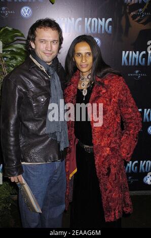 "Der Schauspieler Vincent Perez und seine Frau Karine Sylla besuchen die französische Premiere von "King-Kong", die am 10. Dezember 2005 im Gaumont Marignan Theater in Paris stattfand. Foto von Bruno Klein/ABACAPRESS.COM' Stockfoto