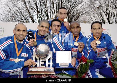 Das französische Senior Men Team mit Driss Maazouzi, Mokhtar Benhari, Khalid Zoubaa, Bouabdellah Tahri, IRBA Lakhal und Driss El Himmel (L-R) tritt am 12th 11. Dezember 2005 bei den SPAR Cross-Europameisterschaften in Tilburg, Niederlande, auf. Foto von Nicolas Gouhier/CAMELELON/ABACAPRESS.COM Stockfoto