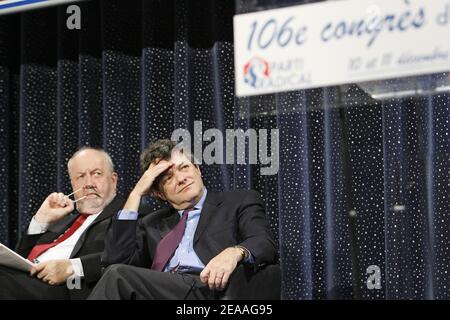 "Neu gewählte Co-Präsidenten der französischen Radikalen Partei, Andre Rossinot (l) und Jean-Louis Borloo, französischer Minister der "Kohäsionsgesellschaft" (sozialer Zusammenhalt) während des Kongresses der französischen Radikalen Partei 106th in Paris am 11. Dezember 2005. Foto von Mehdi Taamallah/ABACAPRESS.COM' Stockfoto