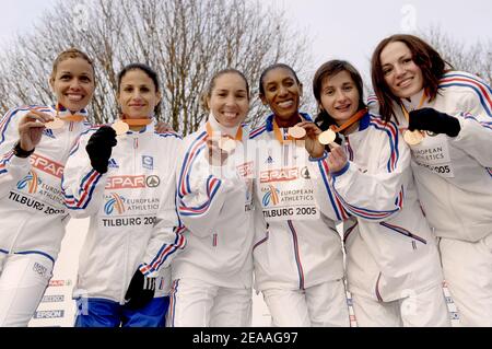 Die französische Senior-Mannschaft mit Latifa Essarokh, Fatiha Klilech-Fauvel, Yamna Oubohou, Maria Martins, Christelle Daunay und Julie Coulaud belegt den dritten Platz bei den SPAR Cross-Europameisterschaften 12th in Tilburg, Niederlande, am 11. Dezember 2005. Foto von Nicolas Gouhier/CAMELELON/ABACAPRESS.COM Stockfoto