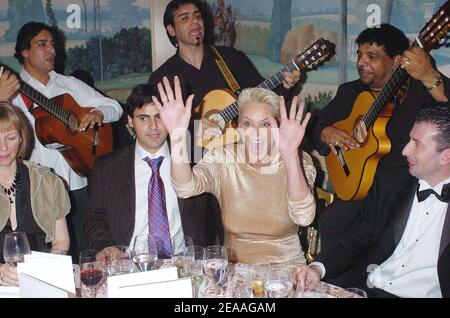 Die in Dänemark geborene Schauspielerin Brigitte Nielsen und ihr Freund nehmen am 2005 12. Dezember 2005 an der Gala-Veranstaltung „The Best“ im Hotel Bristol in Paris, Frankreich, Teil. Foto von Klein-Pinguet/ABACAPRESS.COM Stockfoto