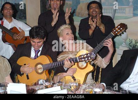 Die in Dänemark geborene Schauspielerin Brigitte Nielsen und ihr Freund nehmen am 2005 12. Dezember 2005 an der Gala-Veranstaltung „The Best“ im Hotel Bristol in Paris, Frankreich, Teil. Foto von Klein-Pinguet/ABACAPRESS.COM Stockfoto