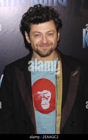 'Der britische Schauspieler und Schauspieler Andy Serkis nimmt an der französischen Premiere von 'King-Kong' Teil, die am 10. Dezember 2005 im Aumont Marignan Theater in Paris stattfand. Foto von Bruno Klein/ABACAPRESS.COM' Stockfoto