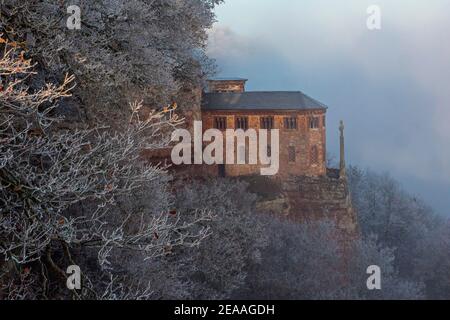 Raureif in der Einsiedelei mit Grabkapelle für Johann von Luxemburg in Kastel-Staadt, Saartal, Rheinland-Pfalz, Deutschland Stockfoto