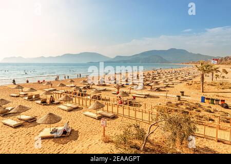 09. September 2020, Dalyan, Türkei: Luftaufnahme eines beliebten Badeortes Iztuzu Strand mit luxuriösen Sonnenschirmen und Liegen und feinem gelben Sand. Seeparade Stockfoto