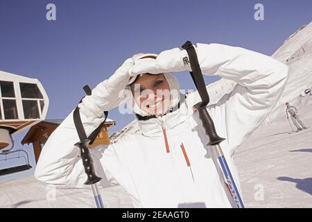 Die französische Schauspielerin Frederique Bel auf den Pisten des Skigebiets Les Menuires in den französischen Alpen während der "Trophäen der Kommunikation" am 14. Dezember 2005. Foto von Laurent Zabulon/ABACAPRESS.COM. Stockfoto