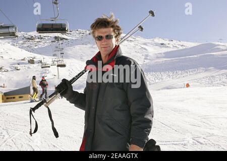 Der französische Schauspieler Philippe Caroit beim Skifahren auf den Pisten des Skigebiets Les Menuires in den französischen Alpen während der "Trophäen der Kommunikation" am 14. Dezember 2005. Foto von Laurent Zabulon/ABACAPRESS.COM. Stockfoto