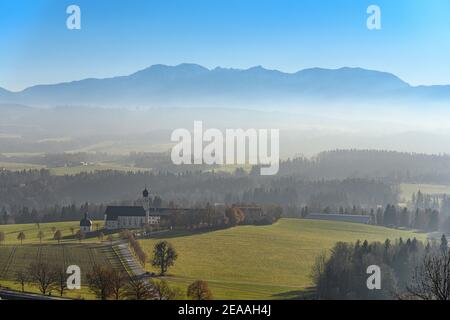 Deutschland, Bayern, Oberbayern, Oberland, Irschenberg, Kreis Wilteling mit der Wallfahrtskirche St. Marinus und Anian gegen Mangfallgebirge, Blick von Irschenberg Stockfoto