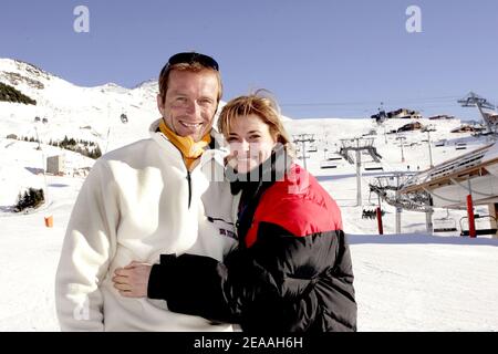 Die französische Schauspielerin Christine Lemler und ihr Freund Anthony posieren während der "Trophäen der Kommunikation", die am 14. Dezember 2005 im Skistation Les Menuires in Frankreich abgehalten wurden. Foto von Laurent Zabulon/ABACAPRESS.COM Stockfoto