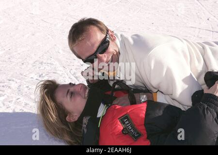 EXKLUSIV. Die französische Schauspielerin Christine Lemler und ihr Freund Anthony während der "Trophäen der Kommunikation", die am 15. Dezember 2005 im Skigebiet Les Menuires in Frankreich stattfand. Foto von Laurent Zabulon/ABACAPRESS.COM Stockfoto