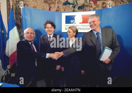 (L-R) Frankreichs DCN-Vorsitzender und CEO Jean-Marie Poimboeuf (staatlicher Militärschiffbau), der französische Minister für Wirtschaft, Finanzen und Industrie Thierry Breton, Verteidigungsminister Michele Alliot-Marie und Thales-Vorsitzender und CEO Denis Ranque während einer gemeinsamen Pressekonferenz im Hotel de Brienne in Paris am 15. Dezember 2005, Wo sie eine gemeinsame Absichtserklärung unterzeichnet haben, um das französische Schiffsgeschäft von Thales und DCN innerhalb von DCN zu bündeln und eine 25-prozentige Beteiligung an DCN durch Thales zu erhalten. Foto von Bruno Klein/ABACAPRESS.COM Stockfoto