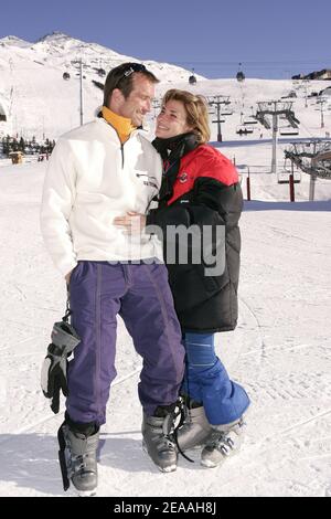 EXKLUSIV. Die französische Schauspielerin Christine Lemler und ihr Freund Anthony posieren während der "Trophäen der Kommunikation", die am 15. Dezember 2005 im Skigebiet Les Menuires in Frankreich abgehalten wurden. Foto von Laurent Zabulon/ABACAPRESS.COM Stockfoto