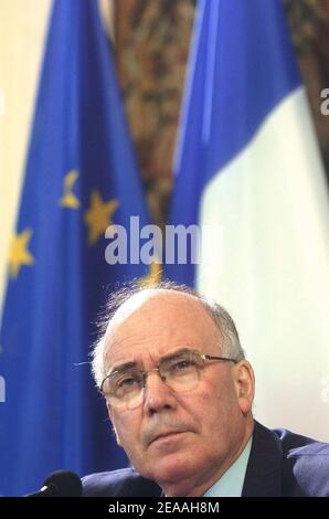 Jean-Marie Poimboeuf, Vorsitzender und CEO von DCN in Frankreich (staatlicher Militärschiffbau), bei einer gemeinsamen Pressekonferenz mit dem Vorsitzenden und CEO von Thales, Denis Ranque, dem französischen Wirtschafts-, Finanz- und Industrieminister Thierry Breton und Verteidigungsminister Michele Alliot-Marie am 15. Dezember 2005 im Hotel de Brienne in Paris. Die Leiter von Thales und DCN sowie die Minister Breton und Alliot-Marie unterzeichneten eine gemeinsame Absichtserklärung, um das französische Schiffsgeschäft von Thales und DCN innerhalb von DCN zu bündeln und eine 25-prozentige Beteiligung an DCN durch Thales zu erhalten. Foto von Bruno Klein/ABACAPRESS.C Stockfoto