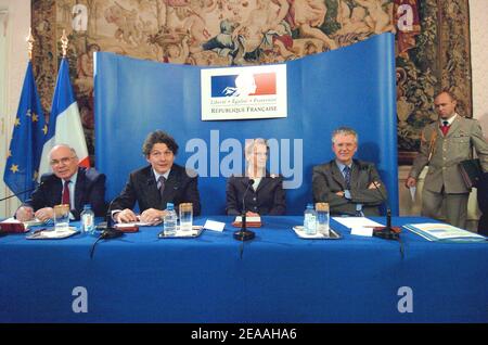 (L-R) Frankreichs DCN-Vorsitzender und CEO Jean-Marie Poimboeuf (staatlicher Militärschiffbau), der französische Minister für Wirtschaft, Finanzen und Industrie Thierry Breton, Verteidigungsminister Michele Alliot-Marie und Thales-Vorsitzender und CEO Denis Ranque während einer gemeinsamen Pressekonferenz im Hotel de Brienne in Paris am 15. Dezember 2005, Wo sie eine gemeinsame Absichtserklärung unterzeichnet haben, um das französische Schiffsgeschäft von Thales und DCN innerhalb von DCN zu bündeln und eine 25-prozentige Beteiligung an DCN durch Thales zu erhalten. Foto von Bruno Klein/ABACAPRESS.COM Stockfoto